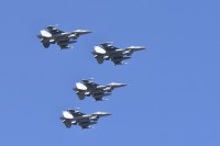 Průlet skupiny letounů F-16 v rámci průletu 