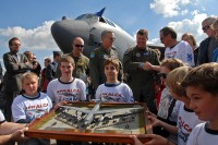 B-52 model made by Czech pupils handed over to the crew