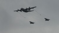 Tankování za letu KC-130 + 2 x JAS 39 Gripen